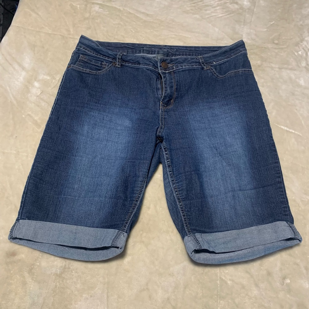 Denim knee shorts size 16 stretchy